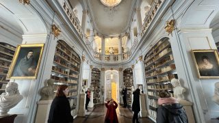Auf Reisen: Die Frischen Fische im Rokoko-Saal der Herzogin Anna Amalia Bibliothek