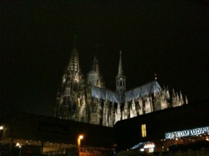 Nach einem Absacker mit zanox genoß Jan den Dom bei Nacht.